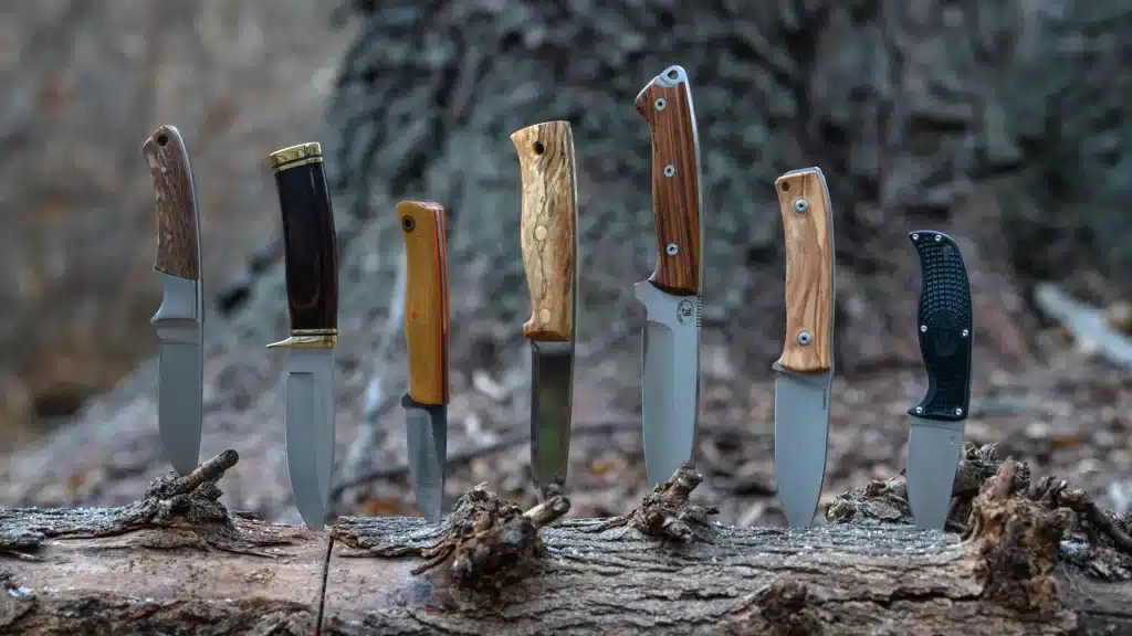 different size and shapes of the hunting knives 